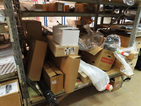 Indhold på pallereol af diverse reservedele
