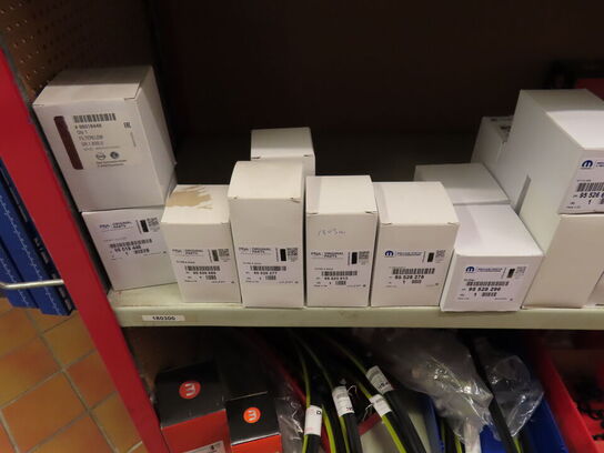 Indhold på lagerreol af diverse reservedele