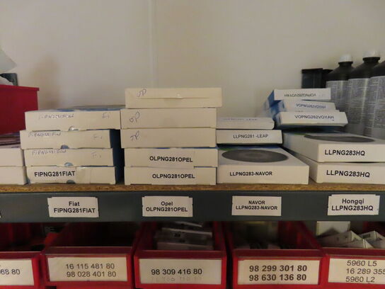 Indhold på lagerreol af diverse reservedele