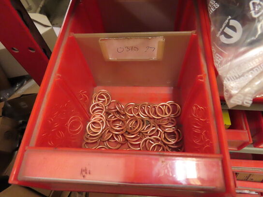 Indhold på lagerreol af diverse reservedele