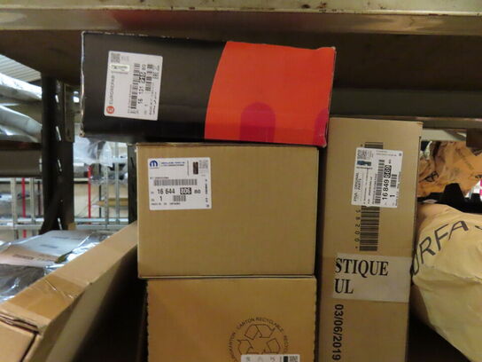 Indhold på pallereol af diverse reservedele