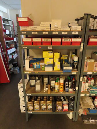Indhold på lagerreol af diverse reservedele