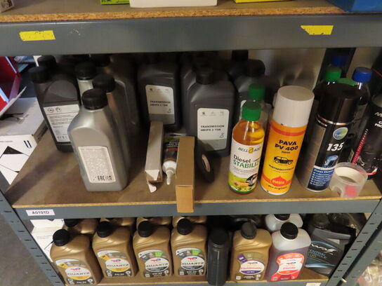 Indhold på lagerreol af diverse reservedele