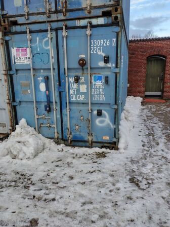 20 fods container med indhold.