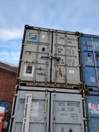 20 fods container med indhold.