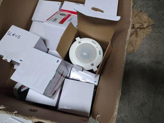 Tøm rummet  GÆLDER DE TING, DER SES PÅ BILLEDERNE. GÆLDER IKKE FYR OG HVIDEVARER I RUMMET.