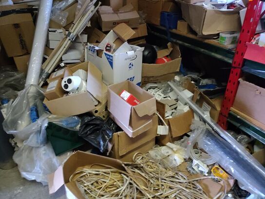 Tøm rummet  GÆLDER DE TING, DER SES PÅ BILLEDERNE. GÆLDER IKKE FYR OG HVIDEVARER I RUMMET.