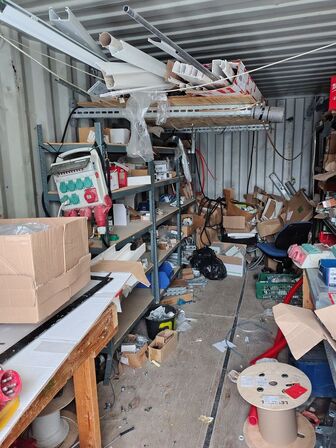 20 fods container med indhold.