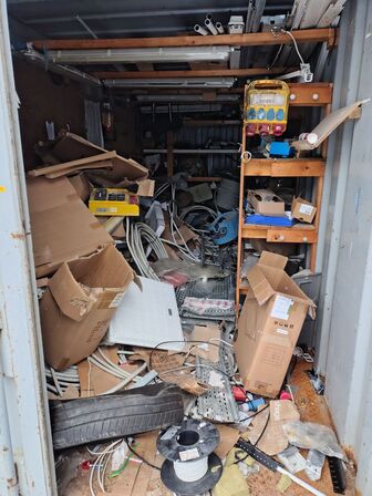 20 fods container med indhold.