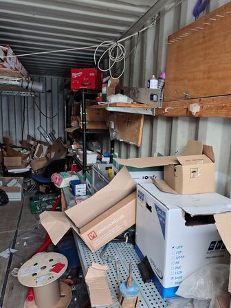 20 fods container med indhold.