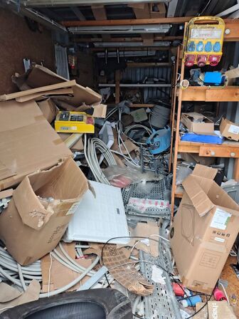 20 fods container med indhold.