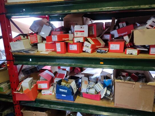 Tøm rummet  GÆLDER DE TING, DER SES PÅ BILLEDERNE. GÆLDER IKKE FYR OG HVIDEVARER I RUMMET.