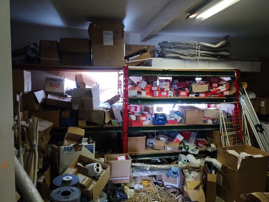 Tøm rummet  GÆLDER DE TING, DER SES PÅ BILLEDERNE. GÆLDER IKKE FYR OG HVIDEVARER I RUMMET.