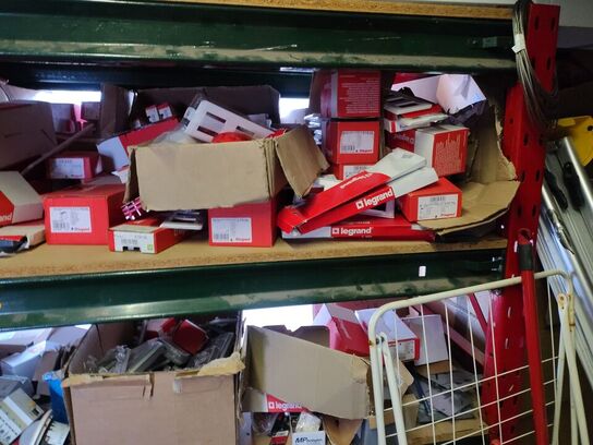 Tøm rummet  GÆLDER DE TING, DER SES PÅ BILLEDERNE. GÆLDER IKKE FYR OG HVIDEVARER I RUMMET.