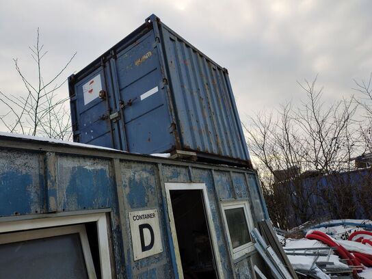 Lille container med indhold (vides ikke).