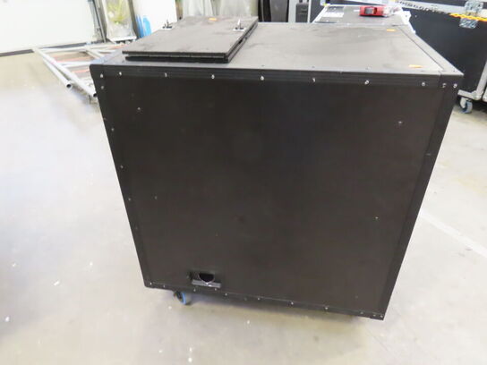 Speciel flightcase med indbygget bord og afskærmning