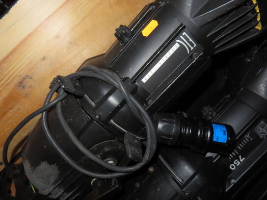 Palle med Fresnel lamper ETC SOURCE FOUR 750