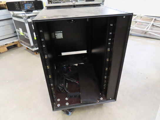 Speciel flightcase med indbygget bord og afskærmning