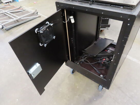 Speciel flightcase med indbygget bord og afskærmning