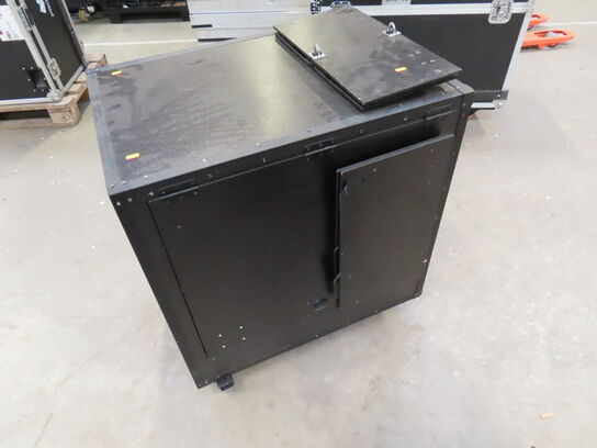 Speciel flightcase med indbygget bord og afskærmning