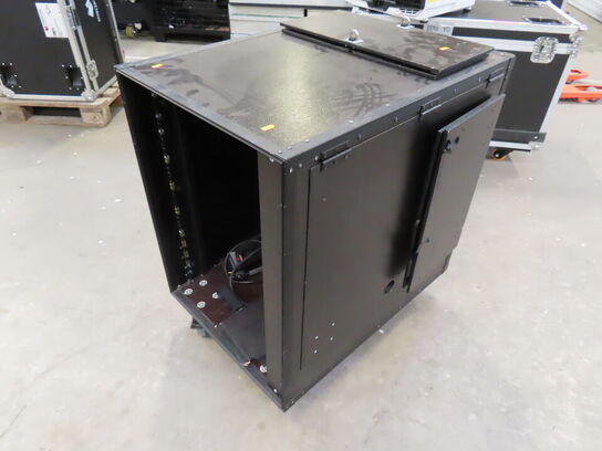 Speciel flightcase med indbygget bord og afskærmning