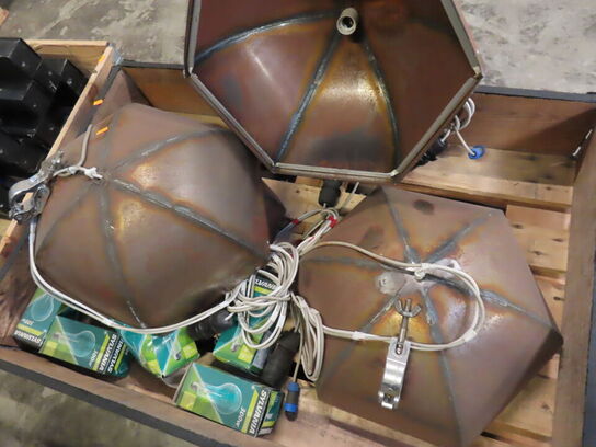 4 stk. Special lamper, med alm fatning samt LED bånd i kanten.