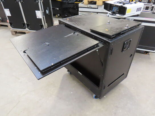 Speciel flightcase med indbygget bord og afskærmning