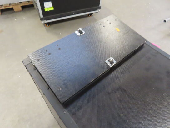 Speciel flightcase med indbygget bord og afskærmning