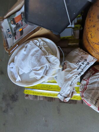 Palle med indhold, gasflasker og materialer