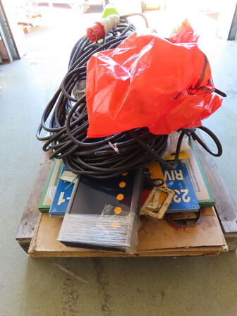 Palle med indhold, skilte, ledninger og materialer