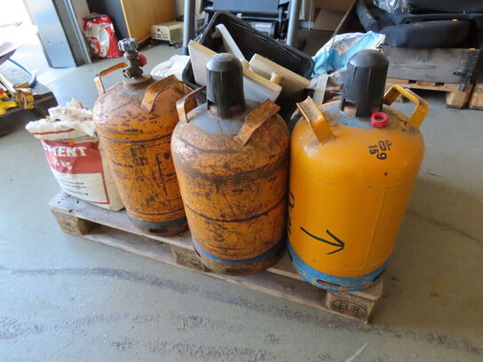 Palle med indhold, gasflasker og materialer