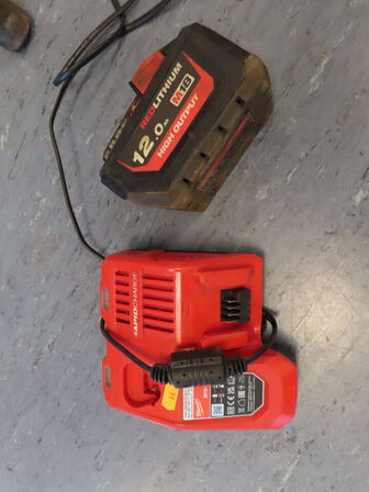 Ladestation med batteri, MILWAUKEE M12-18FC 