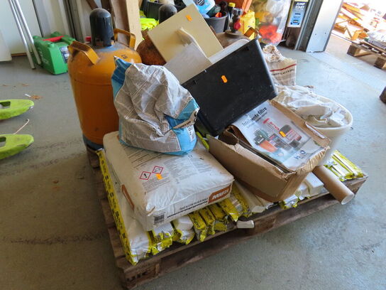 Palle med indhold, gasflasker og materialer