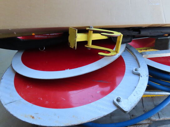 Palle med indhold, skilte og skinneværktøj