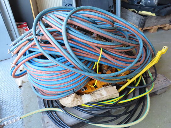 Palle med indhold, slanger og stelledninger samt skinneværktøj