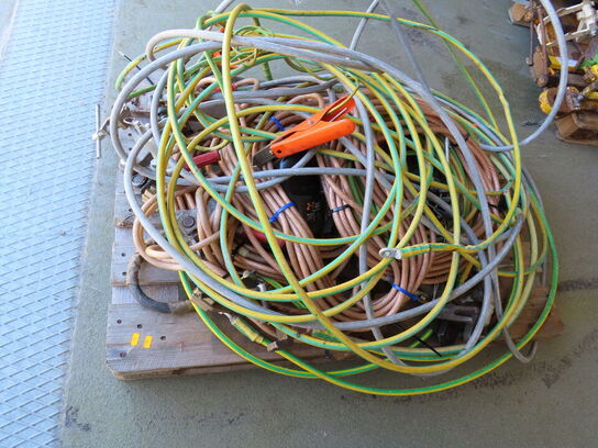 Palle med indhold, stelledninger samt skinneværktøj