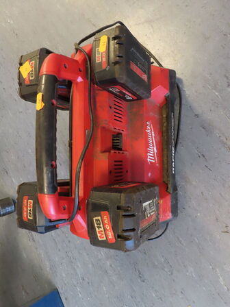 Ladestation, MILWAUKEE M18 PC6 med 4 stk. batterier