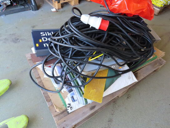 Palle med indhold, skilte, ledninger og materialer