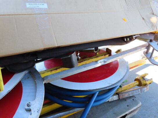 Palle med indhold, skilte og skinneværktøj