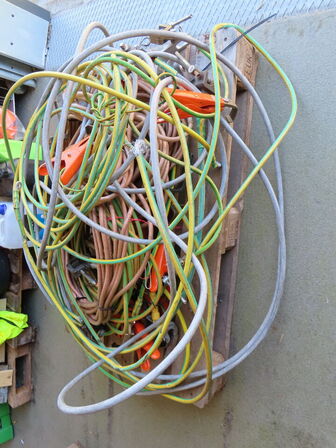 Palle med indhold, stelledninger samt skinneværktøj