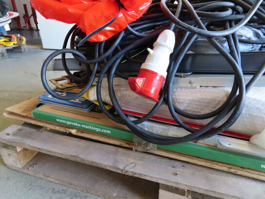 Palle med indhold, skilte, ledninger og materialer