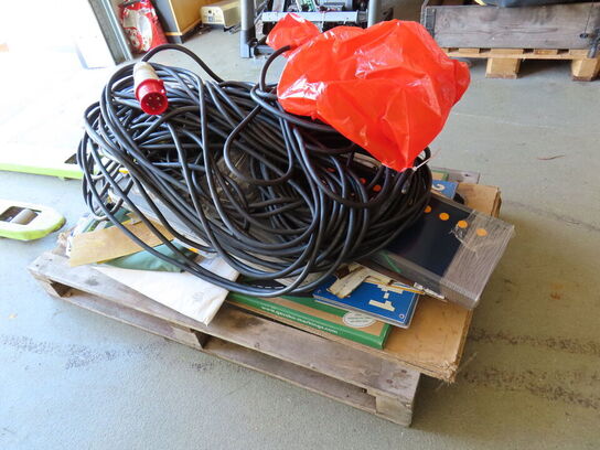 Palle med indhold, skilte, ledninger og materialer