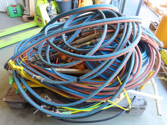 Palle med indhold, slanger og stelledninger samt skinneværktøj