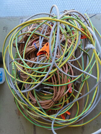 Palle med indhold, stelledninger samt skinneværktøj