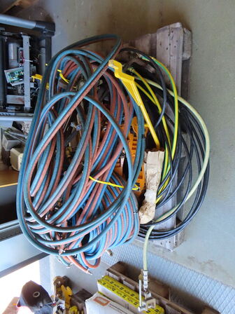 Palle med indhold, slanger og stelledninger samt skinneværktøj