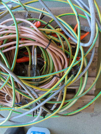 Palle med indhold, stelledninger samt skinneværktøj