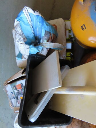 Palle med indhold, gasflasker og materialer