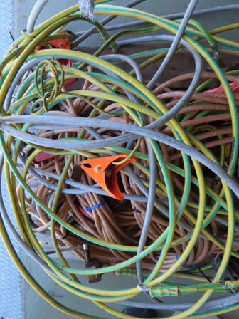 Palle med indhold, stelledninger samt skinneværktøj