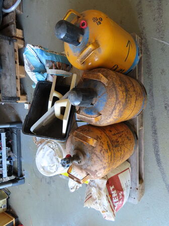 Palle med indhold, gasflasker og materialer