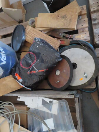 2 stk. paller med indhold